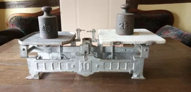 Antike Waage 10 Kg, Marktwaage mit Eichpunzen, Gusseisen, Mamor und Gewichte