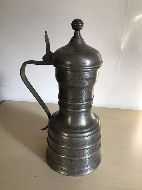 Zinnkrug mit Deckel, klassisch gearbeitet.