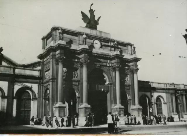 Bruxelles, portique de la gare du Midi Vintage silver print Tirage argentique