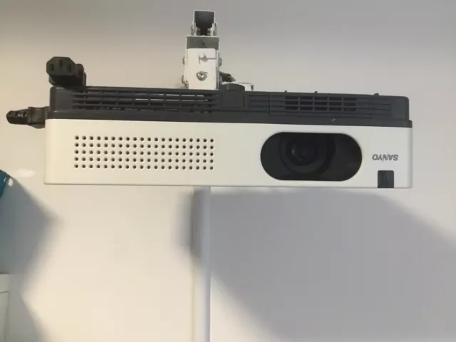 Sanyo PLC-XE34 Projector