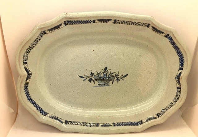 Grand plat ovale ,en faïence de Rouen ,cul noir ,décor au panier camaïeu bleu