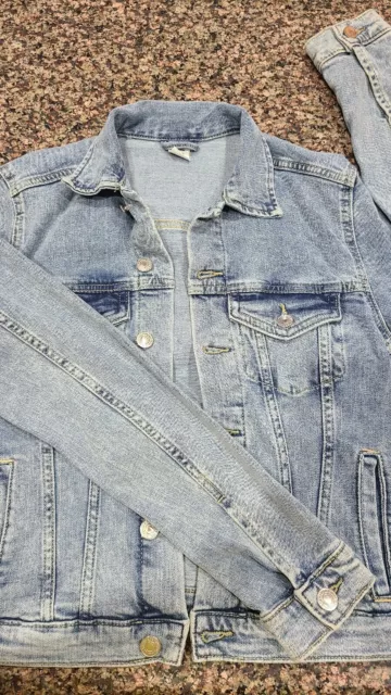 H&M Jean Jacket Size 6 light blue Stone Wash Denim Casual NEW w/out tags