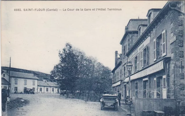 15 : Cp Saint-Flour - La Cour De La Gare Et L'hotel Terminus