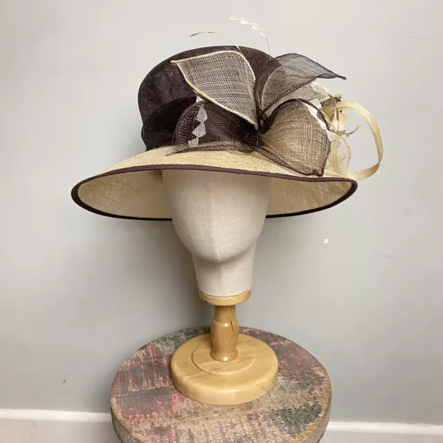 Cappello occasione floreale Jacques verde crema e marrone piume millenaria
