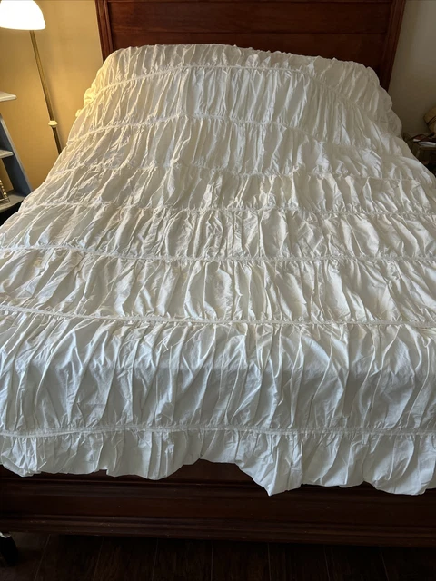 White Ruched Duvet Comforter Bedspread Neiman Marcus 87” x 93” White Ruched Duvet Comforter Bedspread Neiman Marcus 87” x 93”