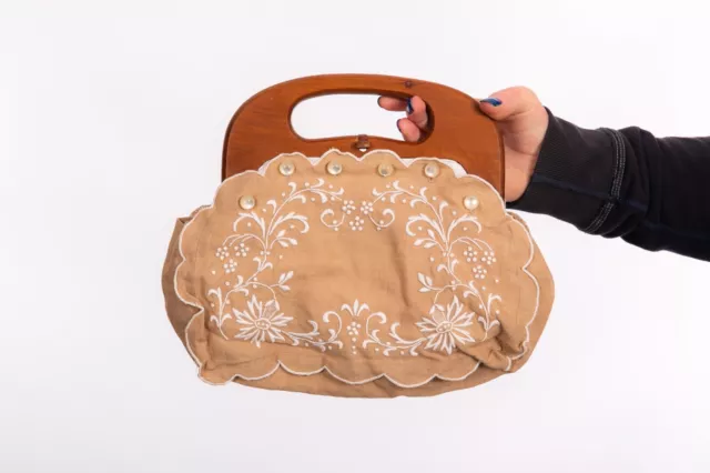 50er 60er Jahre Vintage Beige & Weiß bestickt Holzgriff Bermuda Tasche von Smiths