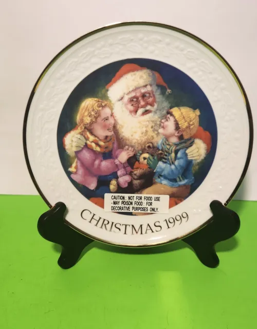 Avon 1999  " Santa's  Tender Moment" Collectors Christmas Plate-