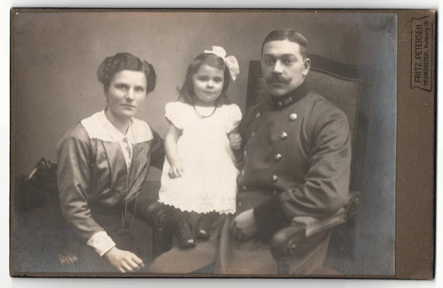 Fotografie Fritz Petersen, Neumünster, Portrait Eisenbahner in Uniform mit Fami