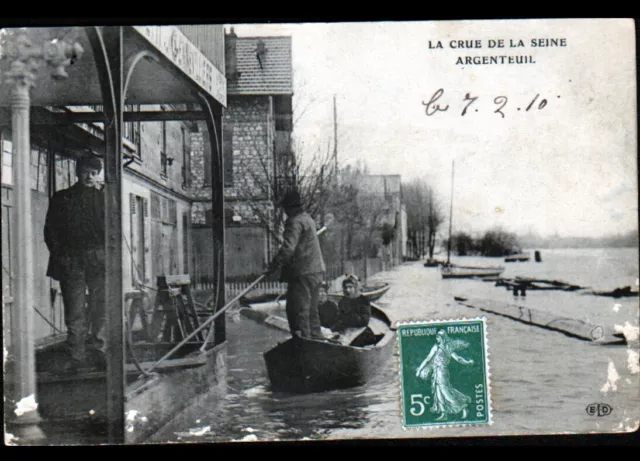 ARGENTEUIL (95) Inondation Janvier 1910 / PASSEUR en BARQUE aux VILLAS inondées