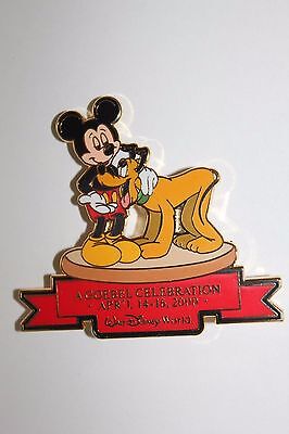 Disney Pin: WDW 2000 LE Mickey & Pluto - Goebel Convention  April 2000