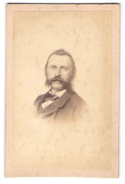 Fotografie J. Remy, Aussig a. Elbe, tschechischer Mann im Anzug mit Backen und