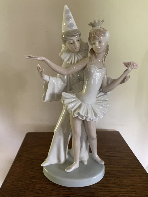 Lladro CARNIVAL COUPLE Figurine # 4882   10 1/4" tall, with Mask/Original Box