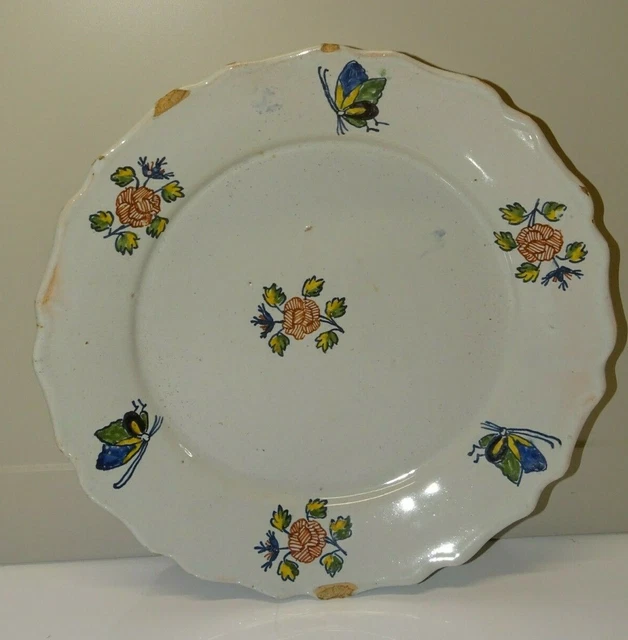 *ASSIETTE CERAMIQUE LA ROCHELLE XVIIIe DECOR AUX PAPILLONS & ROSES VITRINE