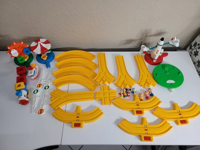 VINTAGE 1986 DISNEYLAND toy train playset 36 pieces with box