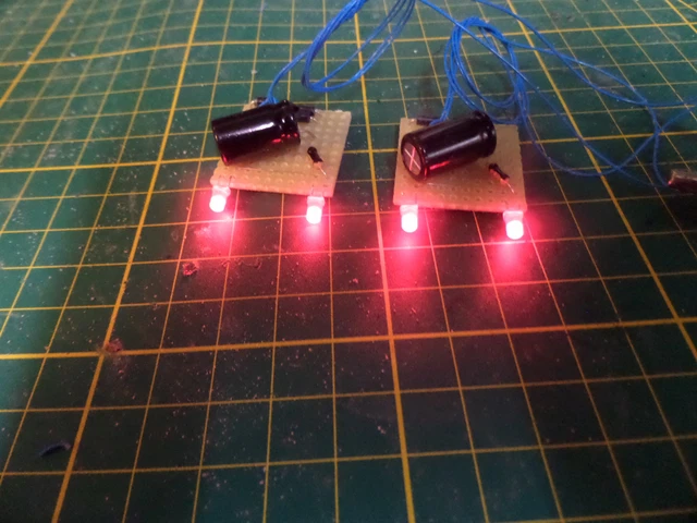 Lot De 2 Feux De Mât En Treillis LED Pour Modélisme Ferroviaire – échelle N, 3V, Résistances Incluses – éclairage Réaliste Pour Rails Et Bâtiments