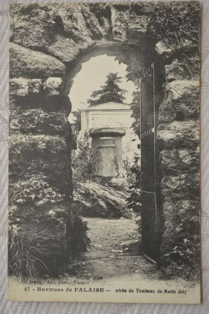 CPA " Environs de FALAISE - Entrée du Tombeau de Marie Joly