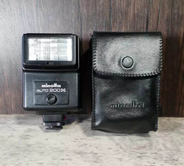 Minolta Auto 200X Shoe Mount Photo Flash Unit 946 D with Black Case