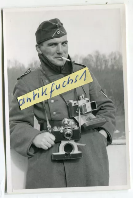 Foto - 1 : WH-Soldat als Front-Fotograf mit 2 schönen Foto-Apparaten CONTAX 2.WK
