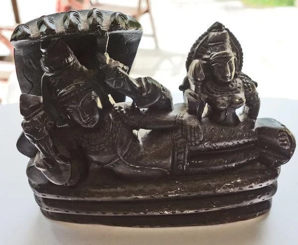 *Vishun sostenido en serpiente con acompañamiento en bronce antiguo hecho a mano