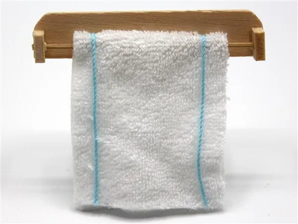 Towel on a Rail Kitchen Laundry Accessory Dolls House Miniature 1:12 Scale (GB)
