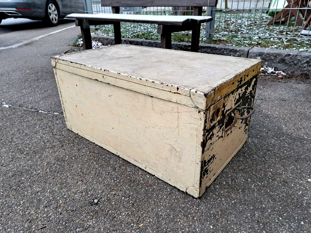 Ancienne caisse en bois de l?armée Suisse im Kanton Waadt