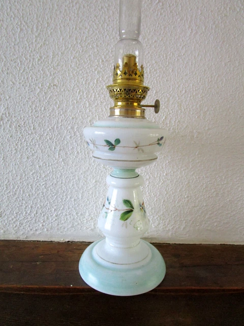 Lampe à Pétrole Vintage Opaline Blanche – Fleur Rose, Laiton, Hauteur 19,5cm