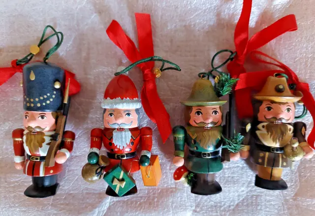 4 x Baumbehang Nussknacker Weihnachtsmann Musketier Wachsoldat Förster Hubrig