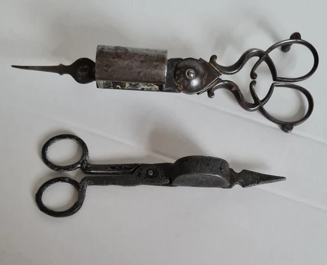 Recortadores antiguos de colección, rústicos antiguos de metal con patas de vela.