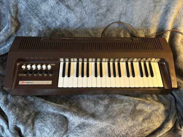 Vintage 1960's Magnus Electric Tabletop Chord Organ Model 657C *TESTED-PARTS*