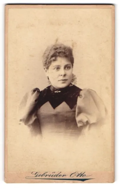 Fotografie Gebrüder Otto, Oranienburg, Portrait modisch frisierte Frau in hübsc