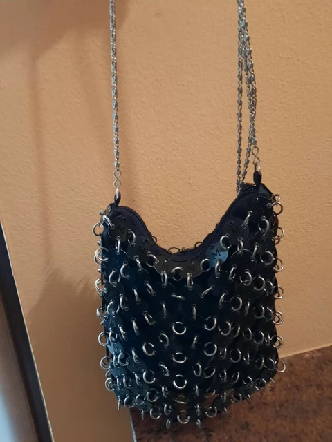 Borsa donna piccola nera con anelli e tracolla a catena