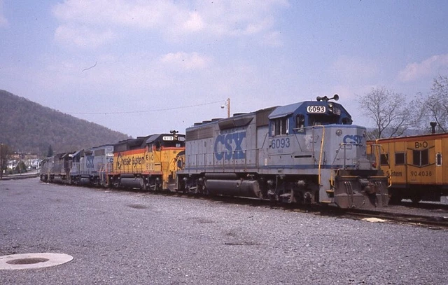 CSX GP40-2 - Number - 6093 w/Others  w/Train - ORIG - ER - rals1278