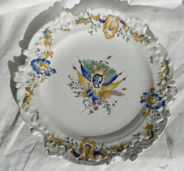 ASSIETTE au Drapeaux Faïence XVIIIé MOUSTIERS (?)