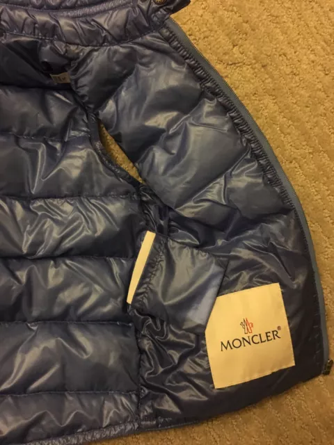 Veste bébé Moncler d'occasion taille 3 bleu clair, adaptée 3 ans. 2