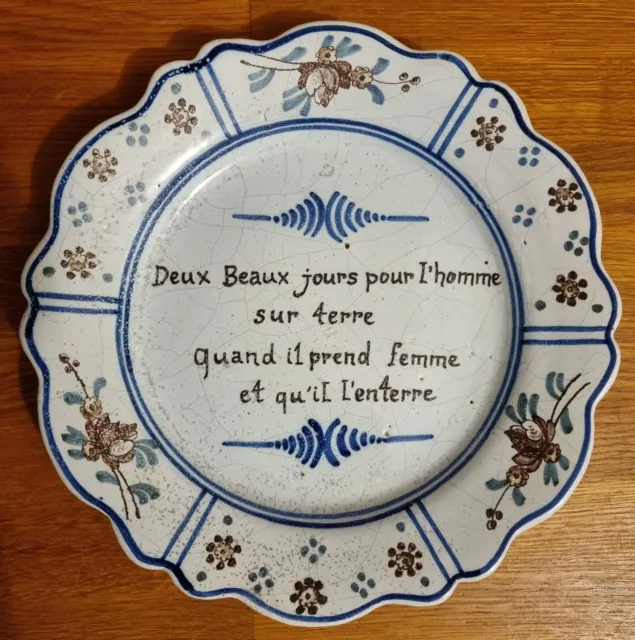 Assiette ancienne en faience de Nevers craquelée Diamètre 25 cm Humoristique