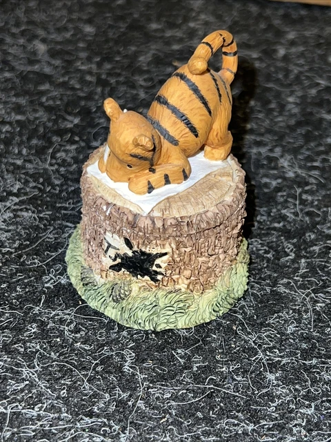 BORDER FINE ARTS Classic Pooh A1339 - Pooh Eating Hunny Figure - Boxed