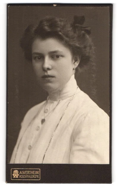 Fotografie A. Wertheim, Berlin, Rosenthalerstrasse, Junge Dame mit toupiertem H
