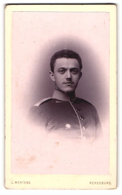 Fotografie Ludwig Mertens, Rendsburg, Am Gymnasium, Junger Soldat mit dunklen H