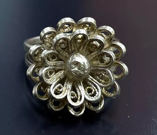 Bague en métal argenté filigrané en forme de fleur dahlia taille 50