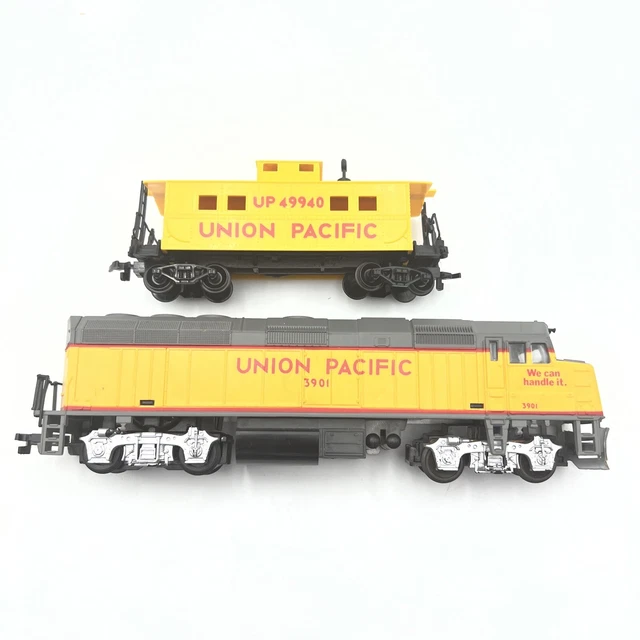 Life-Like Ho Union Pacific Diesel Deluxe Locomotive #3901 & Caboose Up49940 Euc!
