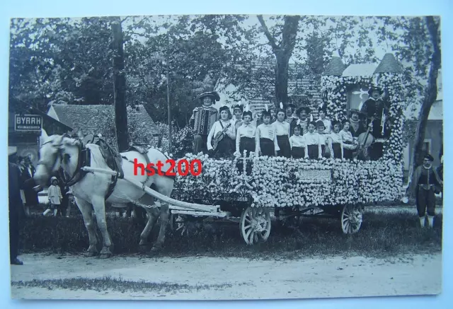 CPA 18 Guerche cavalcade char fleuri troubadour accordéon pub Byrrh carte photo