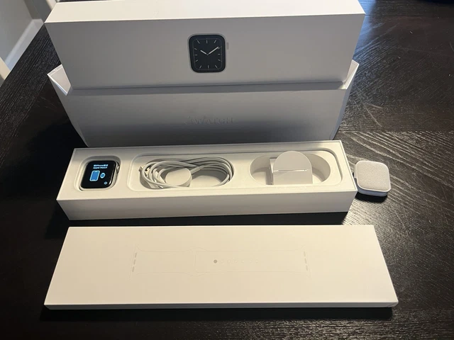 Apple Watch Series 5 40 Mm Silver Case - Nib White Band - Gps  (Mwv62Ll/A)