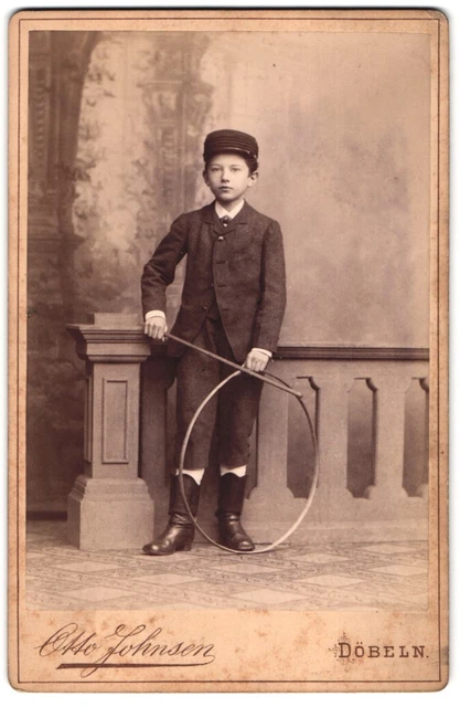 Fotografie Otto Johnsen, Döbeln, Breite Str. 331, Junger Bursche in Mantel mit