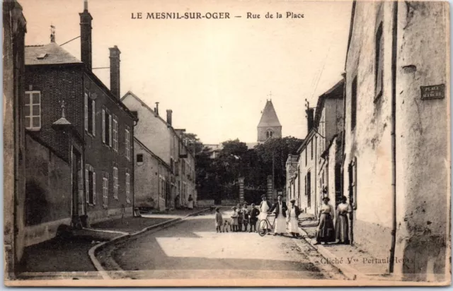 51 LE MESNIL SUR OGER - rue de la place.