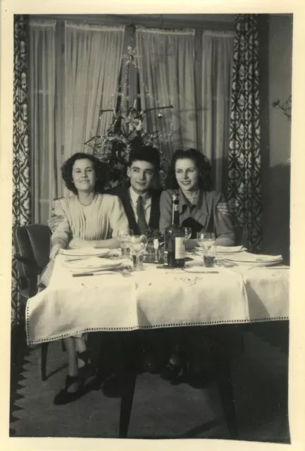 Photo Ancienne - Vintage Snapshot - Trio Sapin De Noël Repas Fête - Christmas