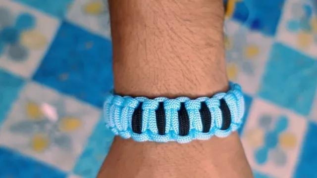 550 Paracord pulsera lengua de dragón - negro y azul claro