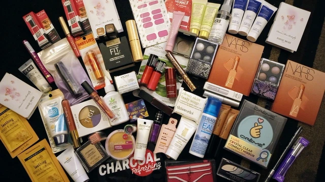 30 selecciones aleatorias surtidas de maquillaje y cuidado de la piel tamaño completo, tamaño de viaje y muestra