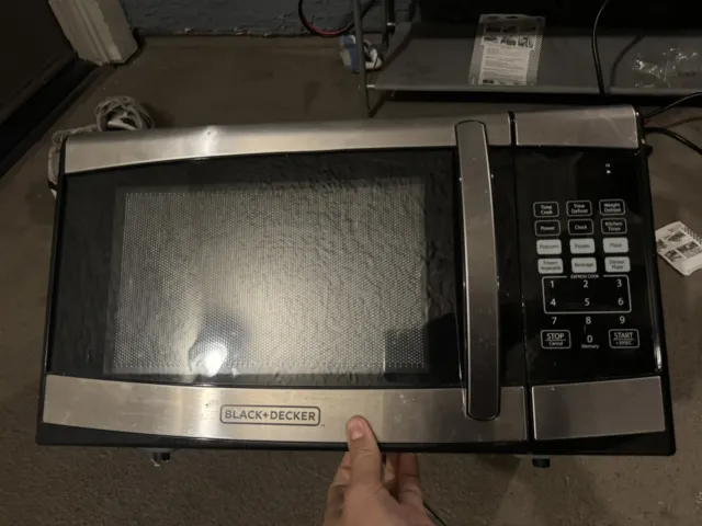 https://www.picclickimg.com/7NQAAOSwDqFlgmk9/BLACK-DECKER-07-cu-ft-700-Watt-Microwave-Oven.webp