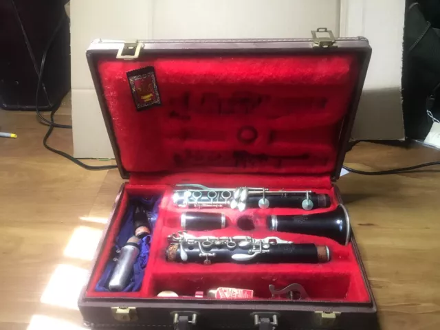 Excellent Leblanc Classic Wood Clarinet. s.n. 11222 with original case,./ 819