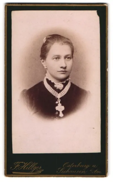 Fotografie F. Hilliger, Osterburg, Bürgerliche junge Dame mit Kreuzkette im hoc